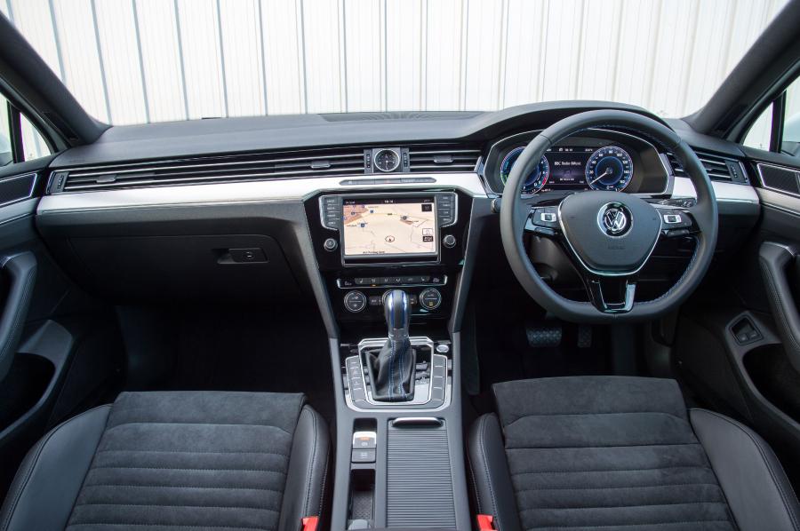 Торпедо Volkswagen Passat GTE 2016 года  (UK) (фото 27 из 34)